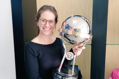 María Gallegos llegó a Córdoba para alentar por el equipo de Sangolquí en la final de la Copa Sudamericana.