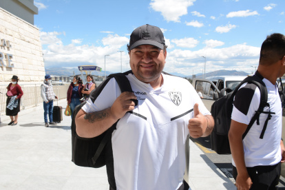 Mario Alcócer usará una gorra blanca en la final. La saca para los partidos importantes