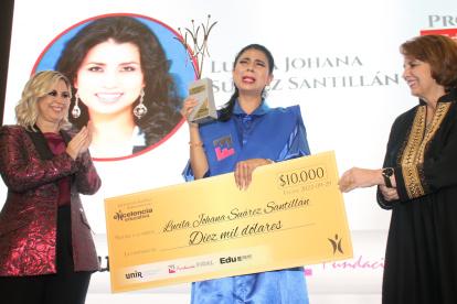 Premiación. Lucila Sánchez, de Riobamba (Chimborazo), también recibió 10.000 dólares.