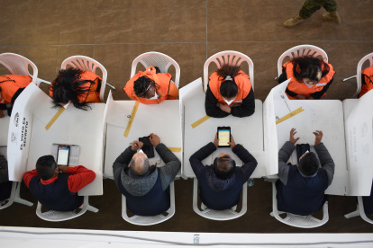 Las personas privadas de libertad, son trasladadas a un área de entrevistas.