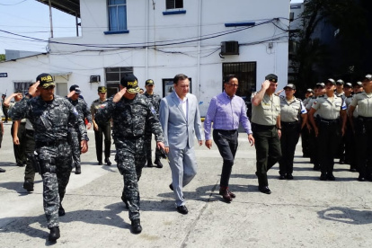 El ministro del Interior, Juan Zapata, visitó la tropa en Guayaquil