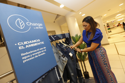 Tamara Espinoza, vicepresidenta de marketing de De Prati, muestra la ropa que gasta menos agua.