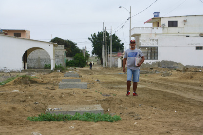 Puertas del Sol 2. La obra del alcantarillado quedó a medias en el barrio, entre baches y montículos de tierra.