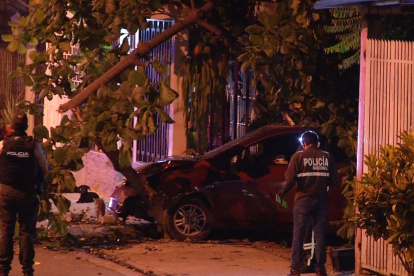 Incidente. Tras el ataque, el conductor avanzó unos 40 metros, antes de estrellarse contra un muro.