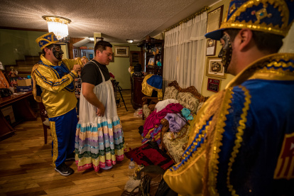 Personificando un ícono. El participante Luis Chacón ha iniciado el proceso en el que se pasará de simple mortal para convertirse en una deidad popular, religiosa y pagana.