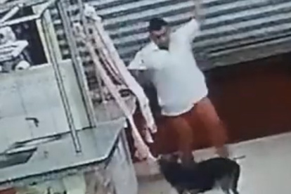 El video de la agresión se viralizó. Usuarios de redes sociales piden que le cierren su negocio