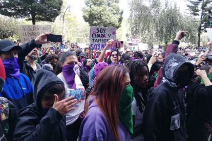 La marcha de mujeres llegó a la Comandancia General del Estado. Han escrito la frase "Vivas nos queremos" en la calzada frente al edificio