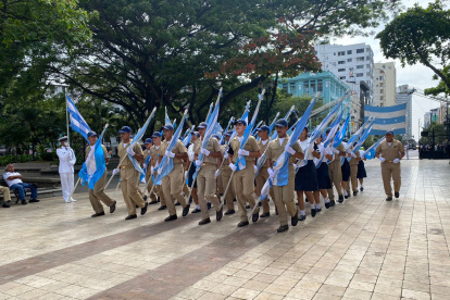 Juventud. Estudiantes de la Academia Naval portaron las banderas celeste y blanco, en honor a Guayaquil.
