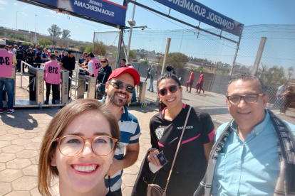 Hinchas ecuatorianos en las inmediaciones del estadio Mario Kempes, en Argentina.