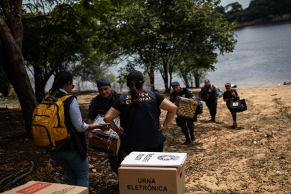 Empleados del Tribunal Regional Electoral llegan hoy a la comunidad Bela Vista do Jaraquí, en el Río Negro, con las máquinas de votación electrónica que servirán a las comunidades ribereñas del Amazonas (Brasil), durante las elecciones de este domingo. Brasil se prepara para una decisiva jornada electoral este domingo 2 de octubre