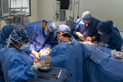 Cirugía. Intervinieron al niño de 13 años, un equipo de tres médicos y casi 12 asistentes para reimplantar la mano. 2. Resultado. Se aprecia cómo quedó la mano después de haberla unido al brazo con cuatro clavos. 3. Rehabilitación. Es una mano robótica con la que se hace rehabilitación a personas que sufrieron alguna atrofia en esta extremidad.