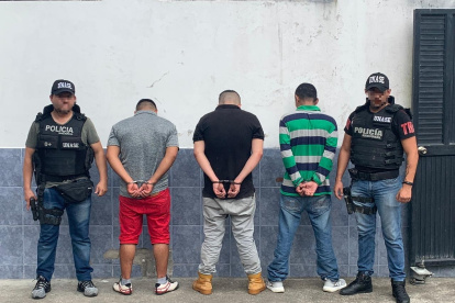 Personas detenidas por un presunto delito de extorsión.