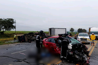Agentes de instituciones de socorro realizaron maniobras para liberar a los cuerpos y a los sobrevivientes.