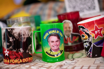Tazas con fotos del actual presidente de Brasil y candidato a la reelección, Jair Bolsonaro, y su contendiente el candidato y expresidente brasileño Luiz Inácio Lula da Silva