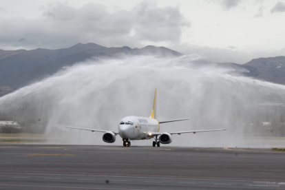 El avión que trajo a los jugadores de Independiente del Valle recibió el honor a su llegada al aeropuerto de Quito.