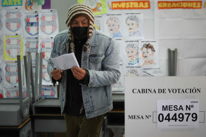 Un hombre sale de marcar su voto hoy, en Lima (Perú).
