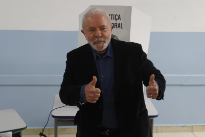 El exmandatario brasileño Luiz Inácio Lula da Silva posa a su llegada a votar hoy, en Sao Paulo (Brasil).