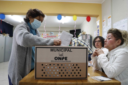 Una mujer vota en un centro de votación hoy, en Lima (Perú). EFE/Paolo Aguilar