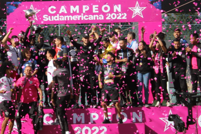 Los jugadores de Independiente del Valle volvieron a vivir el momento sublime de levantar el trofeo de la Copa Sudamericana. Esta vez fue en su casa y ante sus hinchas, quienes llenaron algunas zonas del escenario.