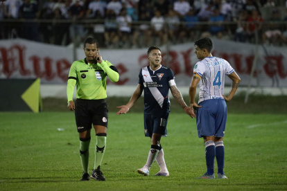 El árbitro, Marlon Vera, fue señalado por los jugadores de Liga de Quito al finalizar el partido contra 9 de Octubre.