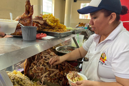 Nury Plaza reconoció que ayer vendió más que en un día normal. La mayoría mencionaba a Independiente del Valle.