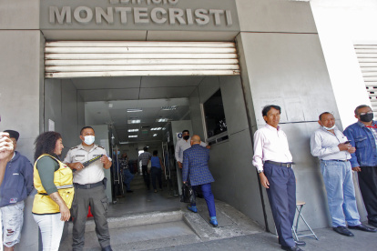 Guayaquil. En edificios de la Fiscalía se implementó el uso de detectores de metales para requisar armas.
