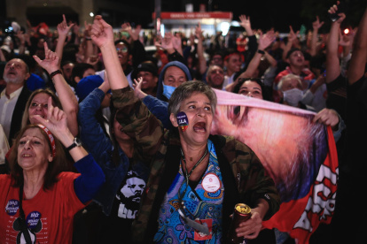 Simpatizantes del expresidente brasileño y candidato presidencial Luiz Inácio Lula da Silva celebran mientras se publican los resultados parciales de las elecciones brasileñas hoy, en Sao Paulo (Brasil).