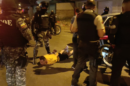 Uno de los detenidos en operativo policial.
