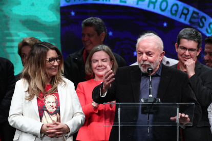 El exmandatario brasileño Luiz Inácio Lula da Silva, acompañado de su esposa Rosangela da Silva (i), pronuncia un discurso