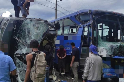 Daños. Un bus urbano y otro  turístico resultaron afectados.