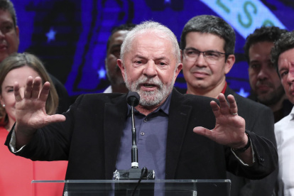 El exmandatario brasileño Luiz Inácio Lula da Silva pronuncia un discurso hoy, desde un hotel en Sao Paulo (Brasil). Lula da Silva expresó este domingo su confianza en ganar las elecciones ante el mandatario Jair Bolsonaro en la segunda vuelta, el próximo 30 de octubre, y resaltó que el resultado de hoy es solo una "prórroga"