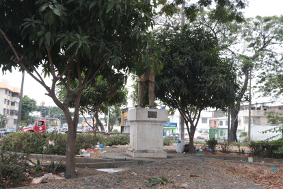 El redondel permanecía descuidado y con mucha basura alrededor del monumento a Pío Jaramillo.
