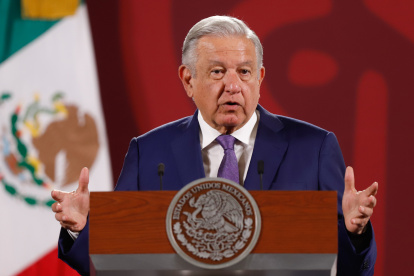 El presidente de México, Andrés Manuel López Obrador, habla hoy durante su conferencia de prensa matutina en el Palacio Nacional, en Ciudad de México (México).