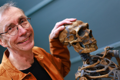 El biólogo sueco Svante Paabo llega a la conferencia de prensa del Instituto Max Planck junto a un esqueleto neanderthal, en Lepizig, Alemania.