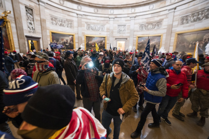 Los partidarios del presidente de los Estados Unidos, Donald Trump, en la Rotonda del Capitolio después de violar la seguridad del Capitolio en Washington, en una fotografía de archivo.