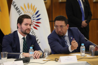 Los asambleístas Esteban Torres y Virgilio Saquicela (presidente de la Asamblea).