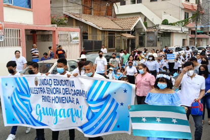 Los estudiantes  la Unidad Educativa Nuestra Señora del Carmen recorrieron los alrededores de su plantel gritando ¡Viva Guayaquil!.
