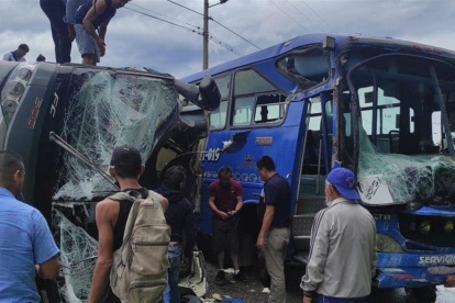 Fotografía cedida hoy por el Ministerio de Salud Pública de Ecuador que muestra a personas que son rescatadas tras el accidente de un bus en el km 15 de la vía a Baeza, provincia de Napo (Ecuador).