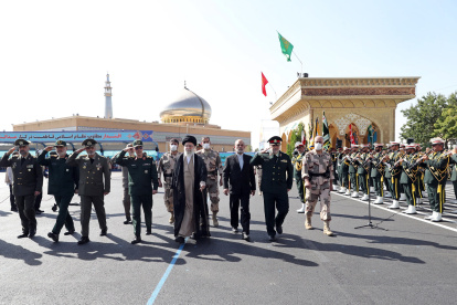 El líder supremo iraní, Ali Jameneí, y comandantes de las Fuerzas Armadas, durante  una visita a la Academia Policial y Militar por una graduación de oficiales, este 3 de octubre.