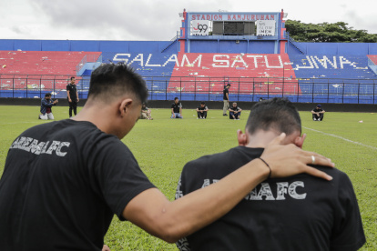 Jugadores y directivos del Arema FC dan el pésame este lunes a las víctimas de los disturbios y la estampida en el campo del estadio Kanjuruhan en Malang, Java Oriental, Indonesia. El jefe de la Policía Nacional de Indonesia, el general Listyo Sigid Prabowo, anunció que al menos 125 personas, incluidos agentes de policía, murieron después de que los agentes de la policía indonesia dispararan gases lacrimógenos para impedir que los aficionados entraran en el campo provocando el pánico y la estampida, tras el partido entre el Arema FC y el Persebaya Surabaya en Java Oriental el 1 de octubre. La Asociación de Fútbol de Indonesia suspendió temporalmente la competición de la Liga 1 2022/2023 durante una semana, y prohibió al Arema FC ser anfitrión durante el resto de la competición de esta temporada. EFE/ Mast Irham
