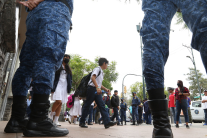 Agentes metropolitanos vigilan el orden en los exteriores de varios planteles del centro, sur y norte de la ciudad, donde la presencia policial es escasa.