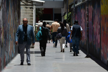 Ajenos. Los usuarios de este camino son propios y extraños al sector. Muchos llegan desde otras barriadas y se dirigen por este paso para llegar temprano a sus trabajos.