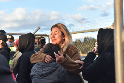 En los exteriores de cárcel de Cotopaxi, familiares de los reos exigen información.