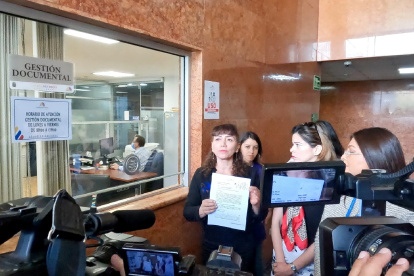 Nuñez estuvo acompañada por otras colegas de bancada al momento de la presentación de la queja.