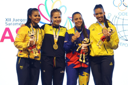 La ecuatoriana Valeria Echever rodeada de dos colombianas y una venezolanos en el podio del kumite +68 kg.