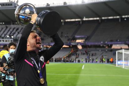El entrenador Martín Anselmi de Independiente del Valle celebra con el trofeo al ganar la final de la Copa Sudamericana ante Sao Paulo el sábado 1 de octubre.
