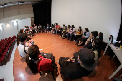 Encuentro. Integrantes de una de las mesas intercambian criterios.