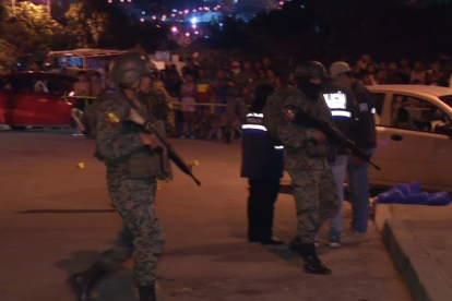 Yaguachi. Una de las motos quemadas. Al fondo, la camioneta.