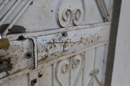 Los delincuentes no solo balearon la casa, también colocaron un artefacto explosivo el cual detonó junto a la puerta./CARLOS KLINGER