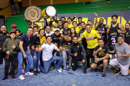Varios hinchas del cuadro canario acompañaron a Barcelona al cuarto duelo en Santo Domingo y festejaron con los jugadores
